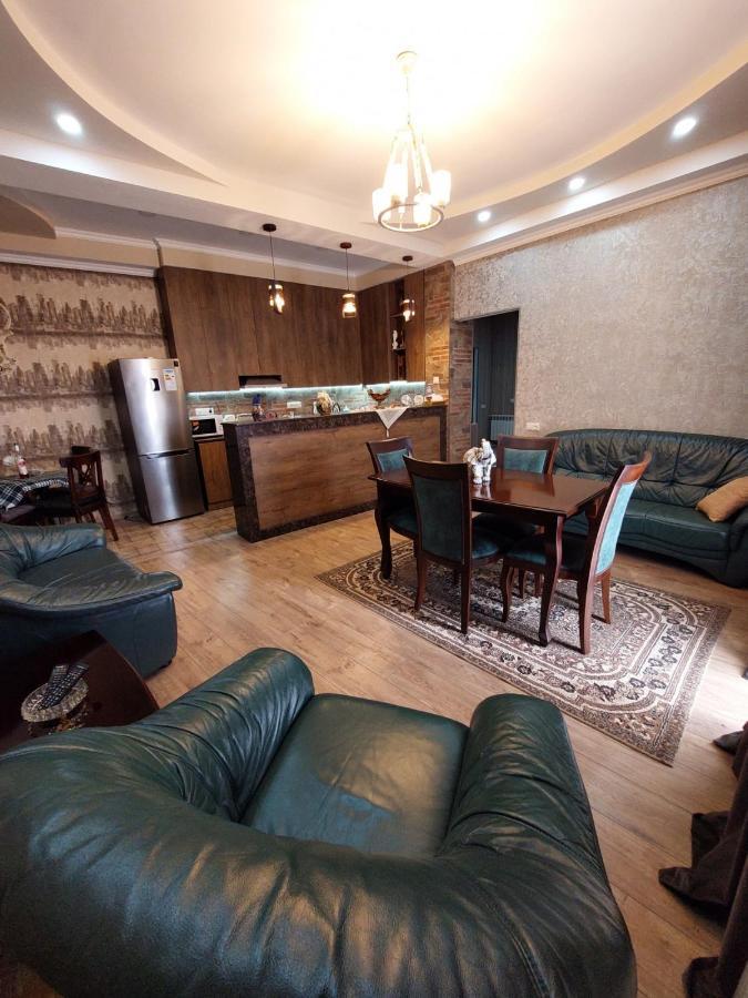 Avto'S Apartment In The Centre Of Kutaisi Exterior photo